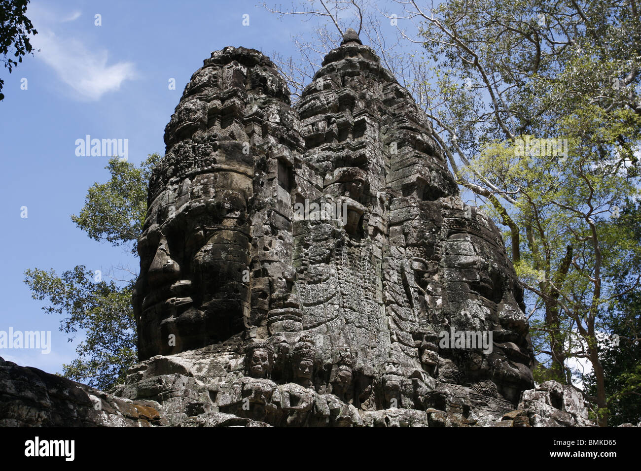 Le facce sorridenti dei Boddhisatvas sulla porta sud di Angkor Thom in Cambogia Foto Stock
