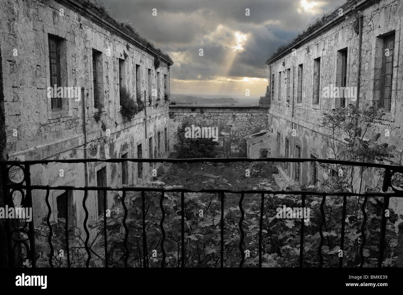 Derelict edifici militari prigione Fortezza la Mola, Mahon (Mao) Menorca, Spagna. Un luogo sinistro e un cielo minaccioso Foto Stock