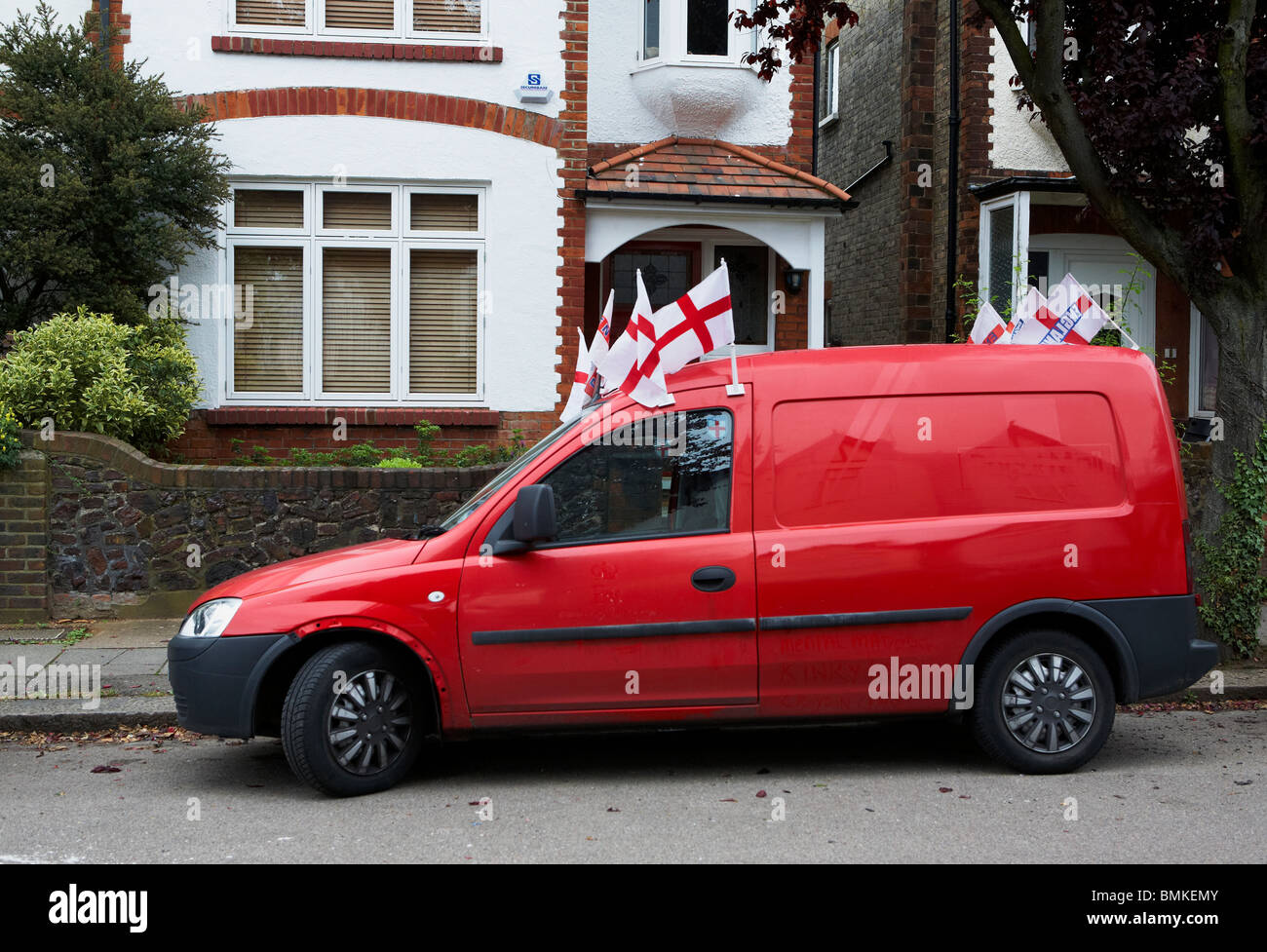Un furgone visualizza un St George cross bandiere per la Coppa del Mondo 2010 Foto Stock