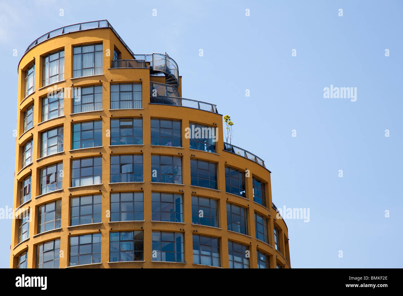 Round alto edificio con giardino sul tetto, Southwark, Londra, Regno Unito Foto Stock
