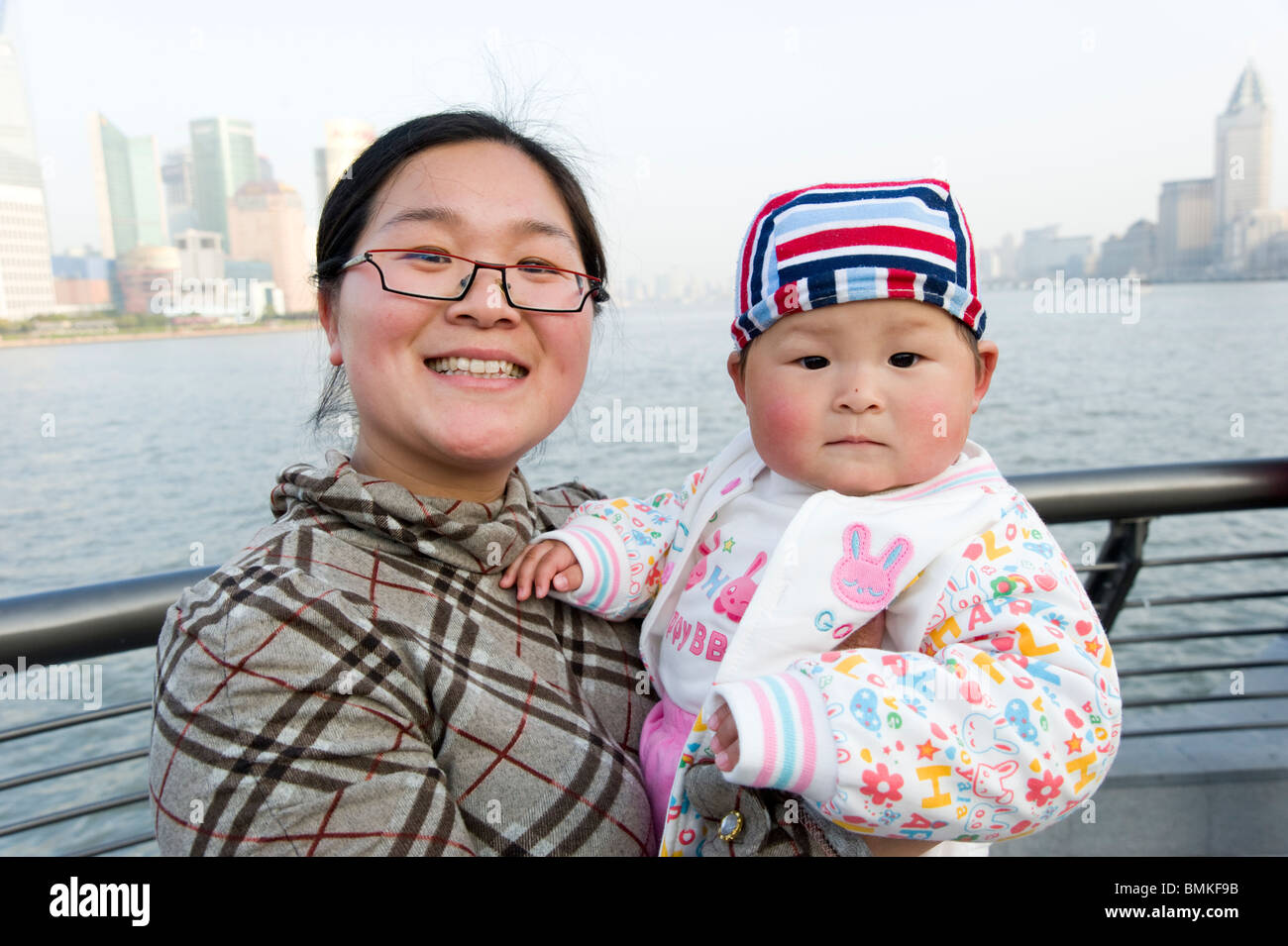 Madre e figlio unico sul lungomare, Shanghai, Cina Foto Stock