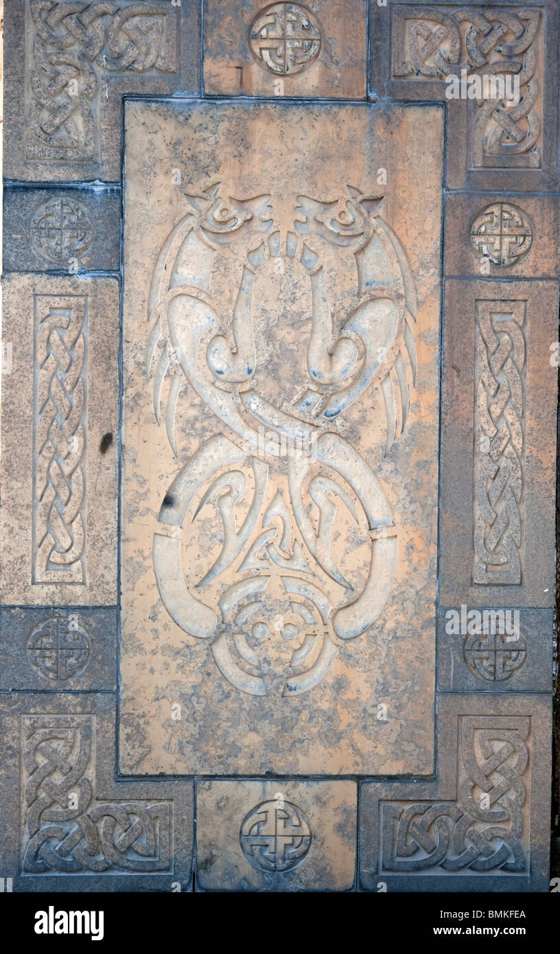 Ornati celtiche scolpite in pietra design placca parete George Street Fort William Foto Stock