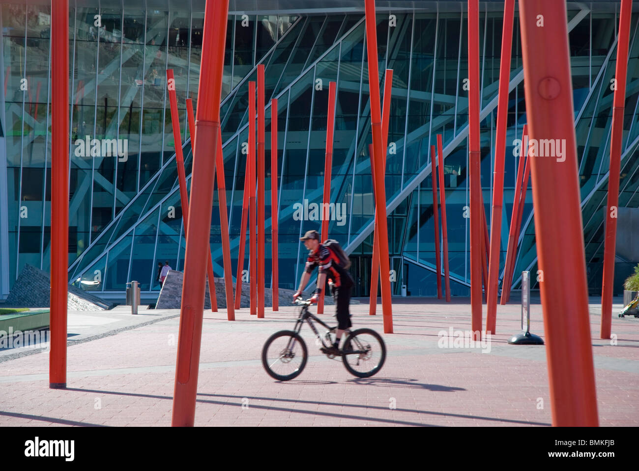 Ciclista passeggiate attraverso Martha Schwartz installazione, Grand Canal Square, Dublino. Foto Stock