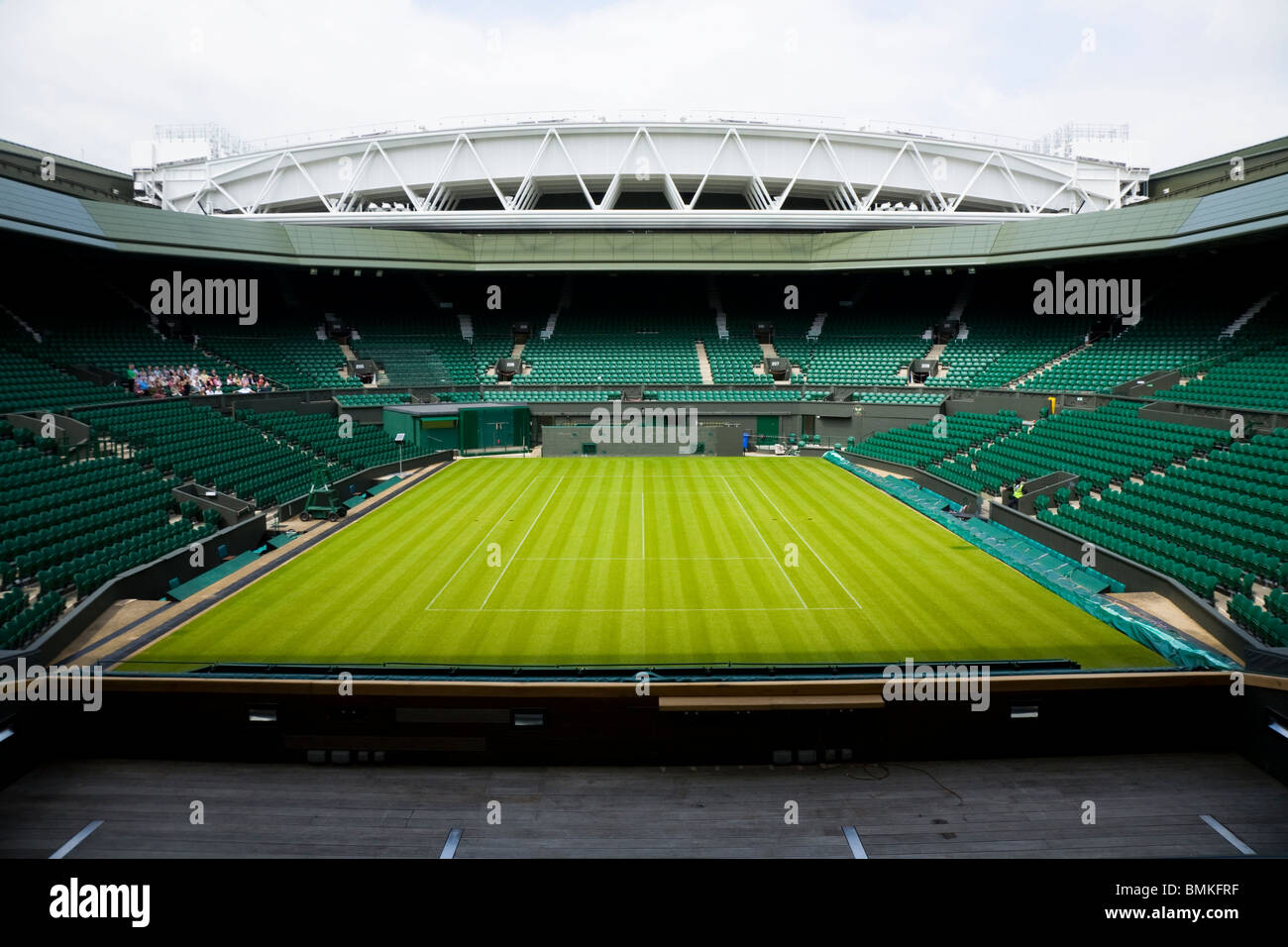 Fotografia del Centre Court Wimbledon / Tennis Championship stadium arena con il tetto apribile. Il torneo di Wimbledon, Regno Unito. Foto Stock