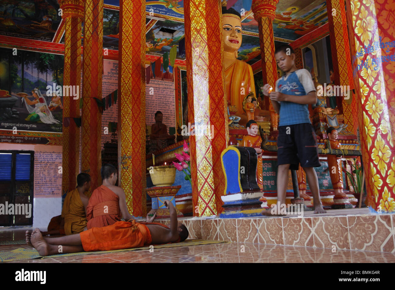 I giovani monaci buddisti in un tempio di Lolei, Angkor, Cambogia Foto Stock