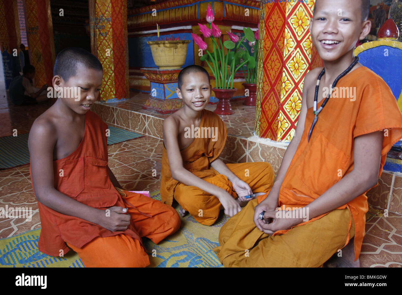 I giovani monaci buddisti in un tempio di Lolei, Angkor, Cambogia Foto Stock