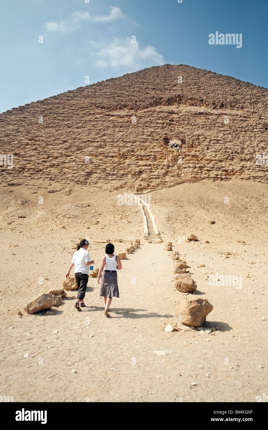 Due donne i turisti a piedi verso il rosso Piramide a Dahshur, Egitto Foto Stock