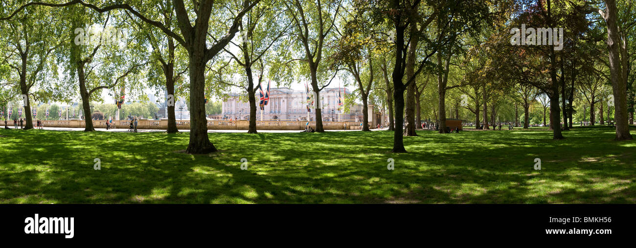 Buckingham Palace vista dal Parco verde Foto Stock