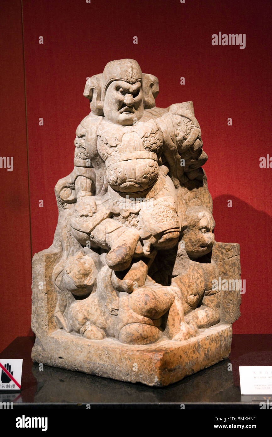Buddista cinese scultura in pietra di Lokapala, Dinastia Tang A.D. 618-907 nel Museo di Shanghai, Shanghai, Cina Foto Stock