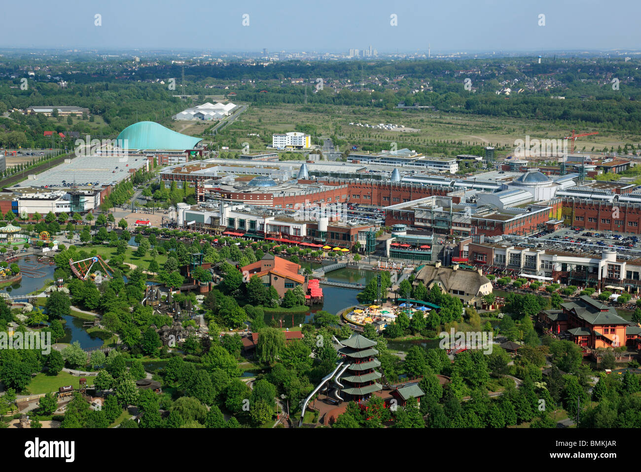 D-Oberhausen, la zona della Ruhr, Basso Reno, Renania settentrionale-Vestfalia, D-Oberhausen-Neue Mitte, Ruhr 2010, Capitale Culturale 2010, route del patrimonio industriale, exhibition hall gasometro, Vista panoramica dal gasometro al centro commerciale per lo shopping e il centro per il tempo libero Cen Foto Stock