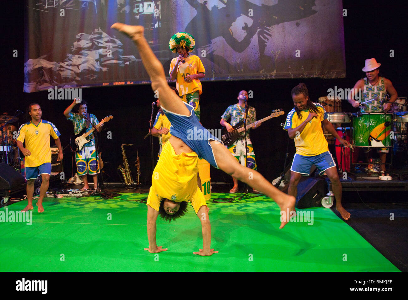 Il Brasile! Il Brasile! Visualizza la presentazione di Capoeira, calcio,  Samba come parte del Southbank Festival del Brasile, London, Regno Unito  Foto stock - Alamy