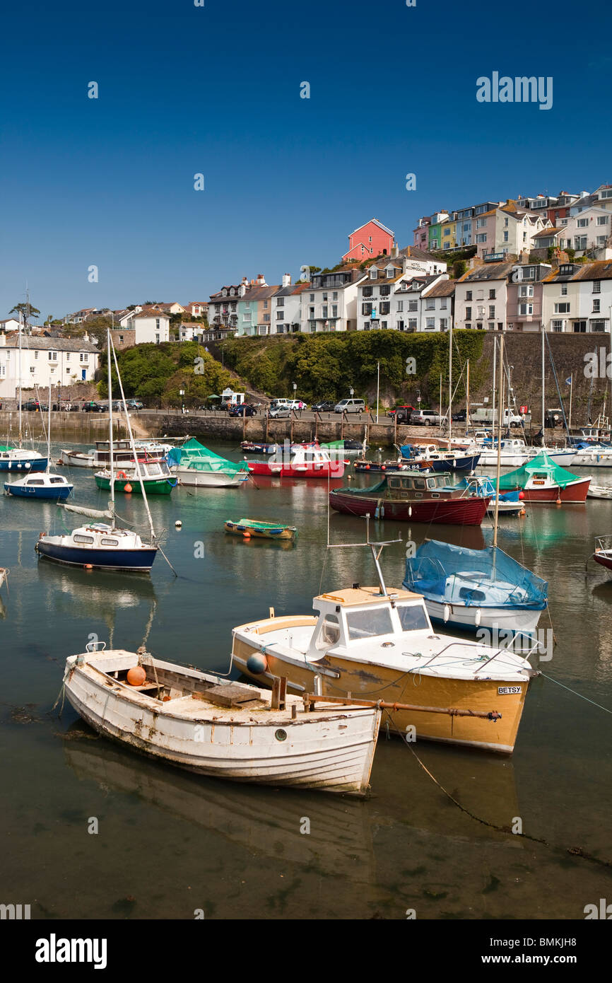 Regno Unito, Inghilterra, Devon, Brixham barche da diporto ormeggiata nel porto di seguito attraenti case sul lungomare Foto Stock