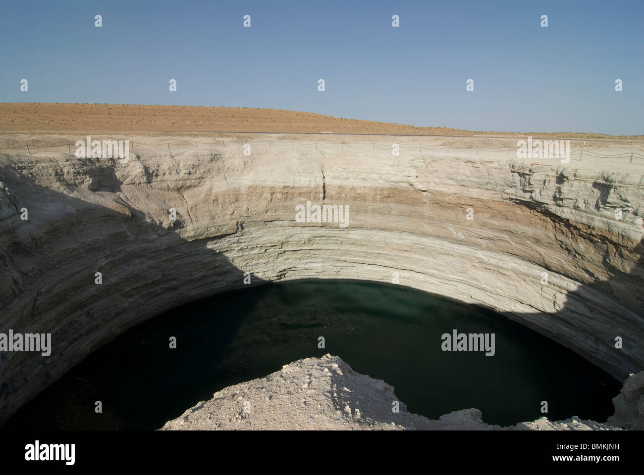 Cratere, riempito con acqua, Karakol, Turkmenistan Foto Stock