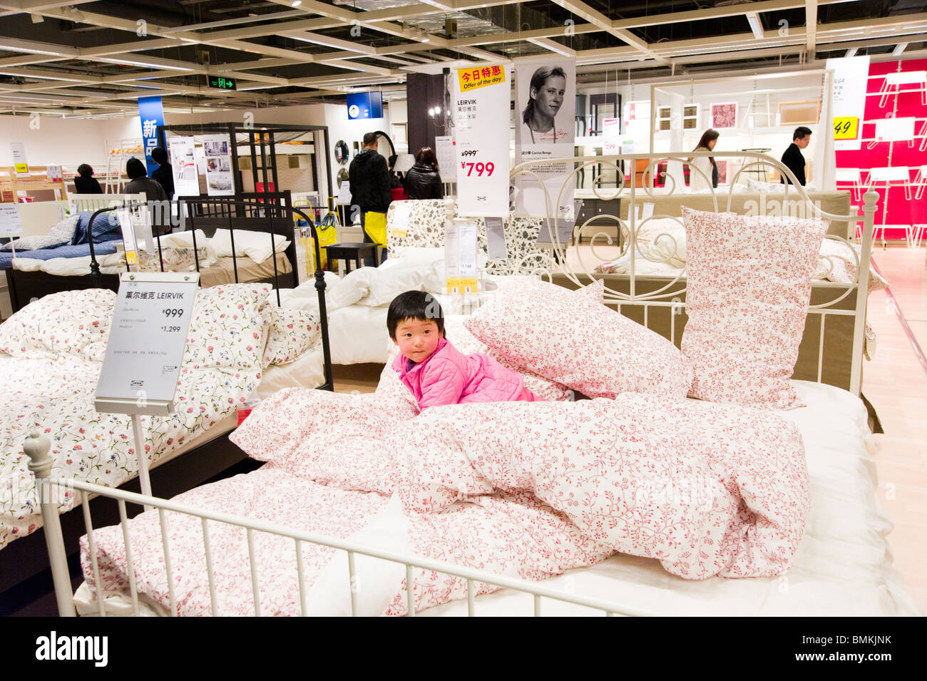 Fare acquisti allâ IKEA, Xuhui District, Shanghai, Cina Foto Stock
