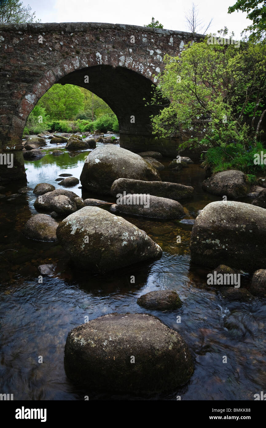 Ponte sull'est fiume Dart a Dartmeet, Parco Nazionale di Dartmoor, Devon, Inghilterra Foto Stock