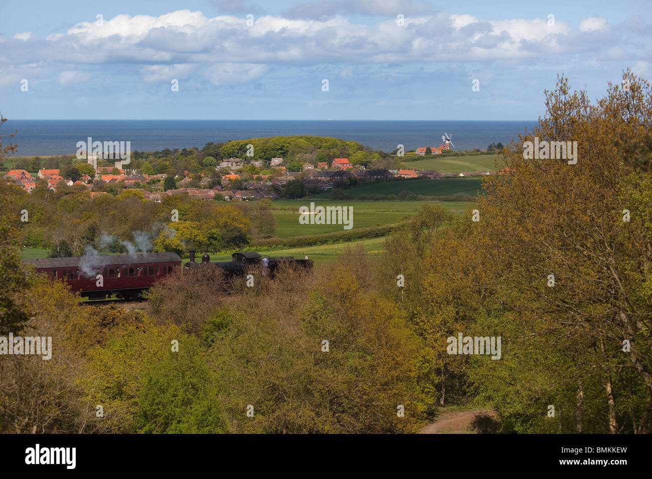 Villaggio Weybourne da Kelling Heath Riserva Naturale e passaggio di treni a vapore Foto Stock