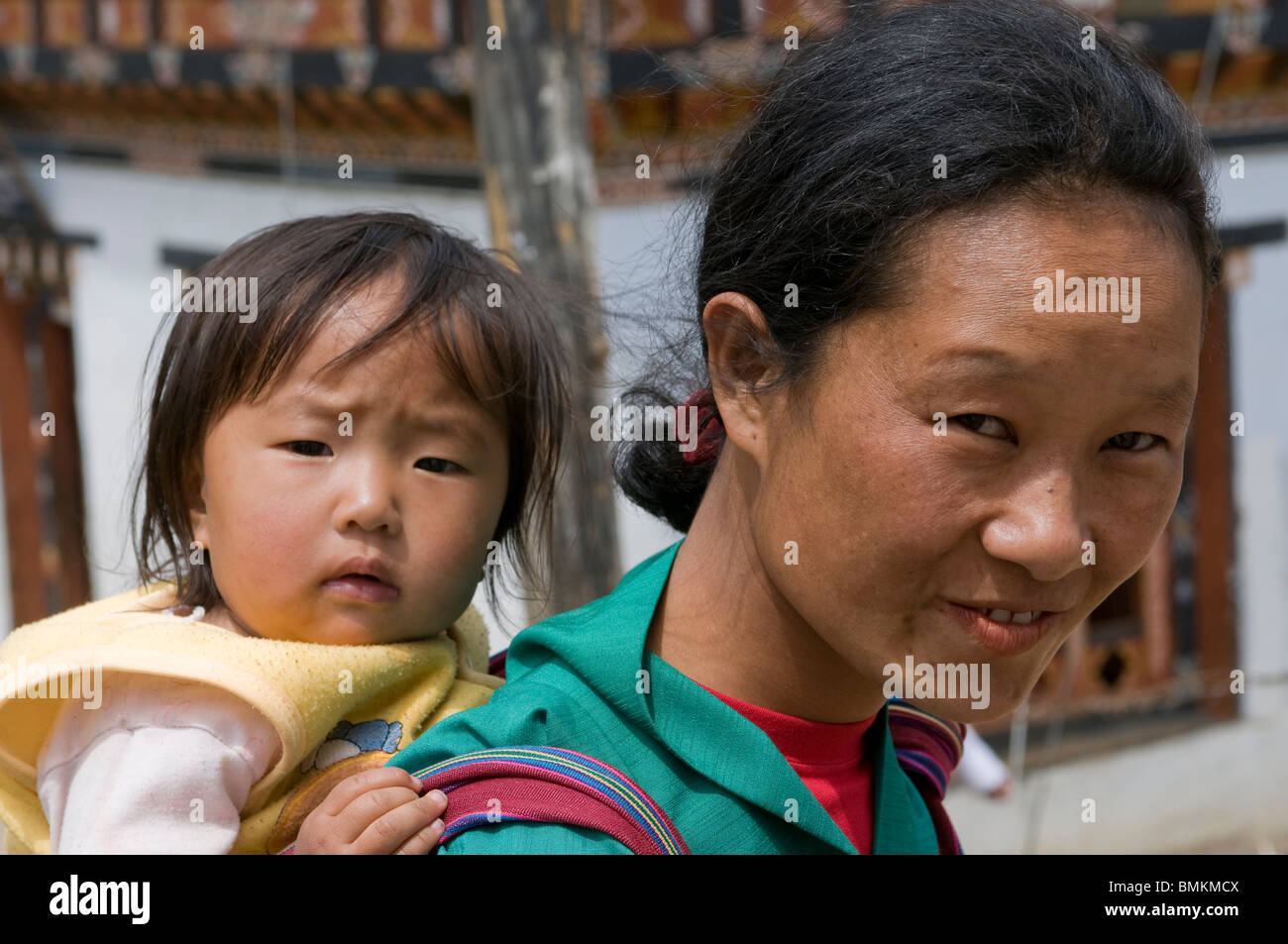 Madre con il suo bambino. Chimi Lhakhang. Il Bhutan. Asia. Foto Stock