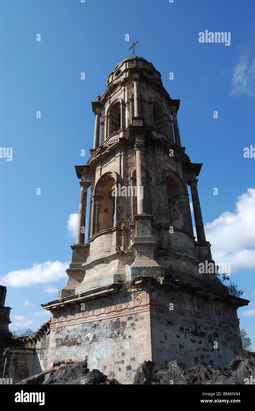 Le Rovine di San Juan Parangaricutiro sepolta dalla lava del vulcano Paricutin nel Michoacan, Messico. Foto Stock