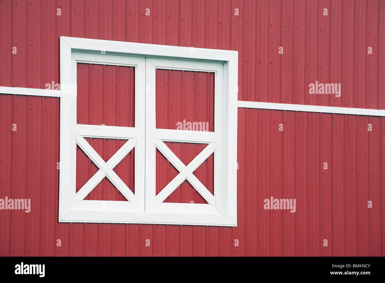 Alberta, Canada; granaio rosso e bianco Foto Stock
