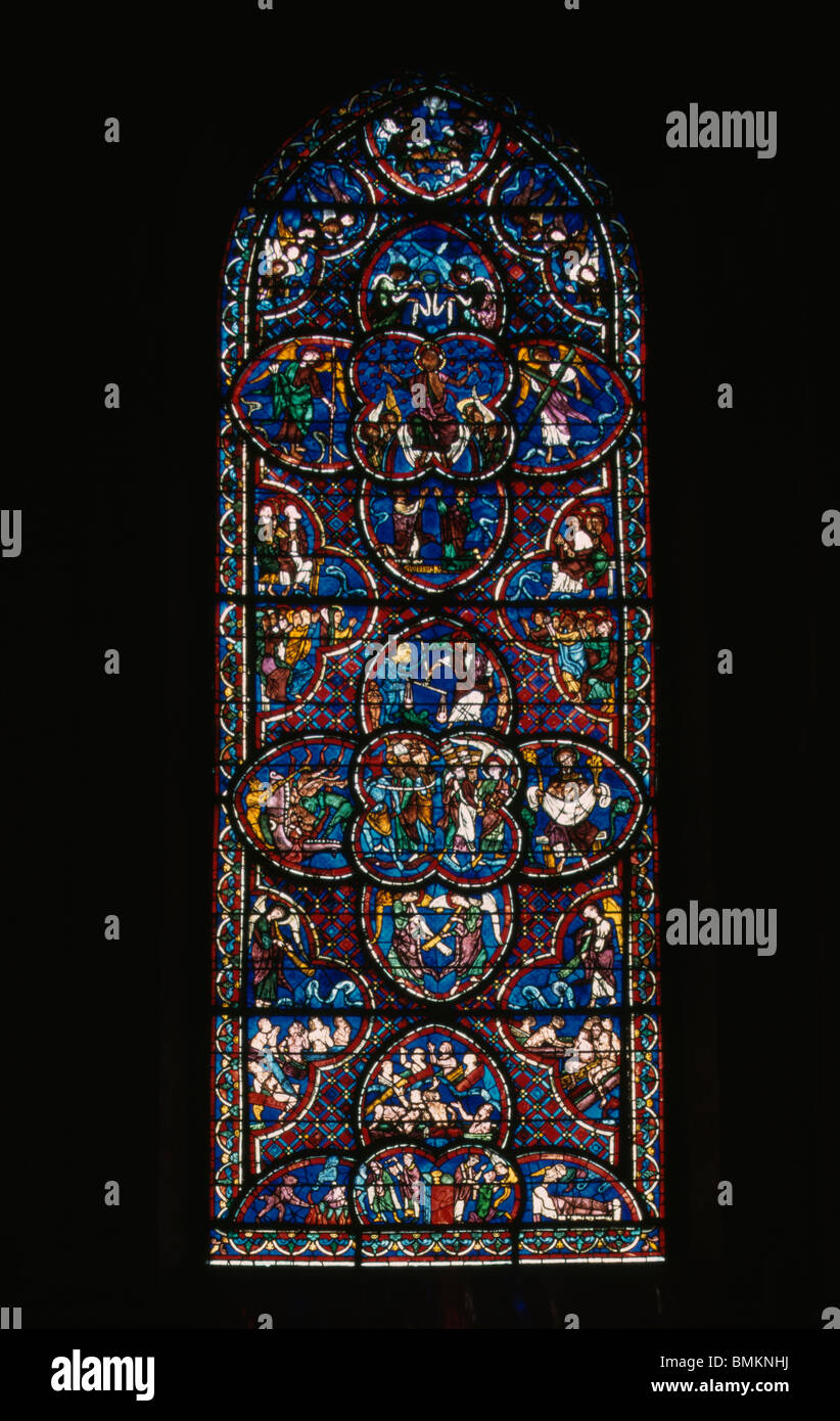 La cattedrale di Bourges di St Etienne. Vetrata nel coro che mostra l'ultima sentenza del gotico francese, del tardo XIII secolo Foto Stock