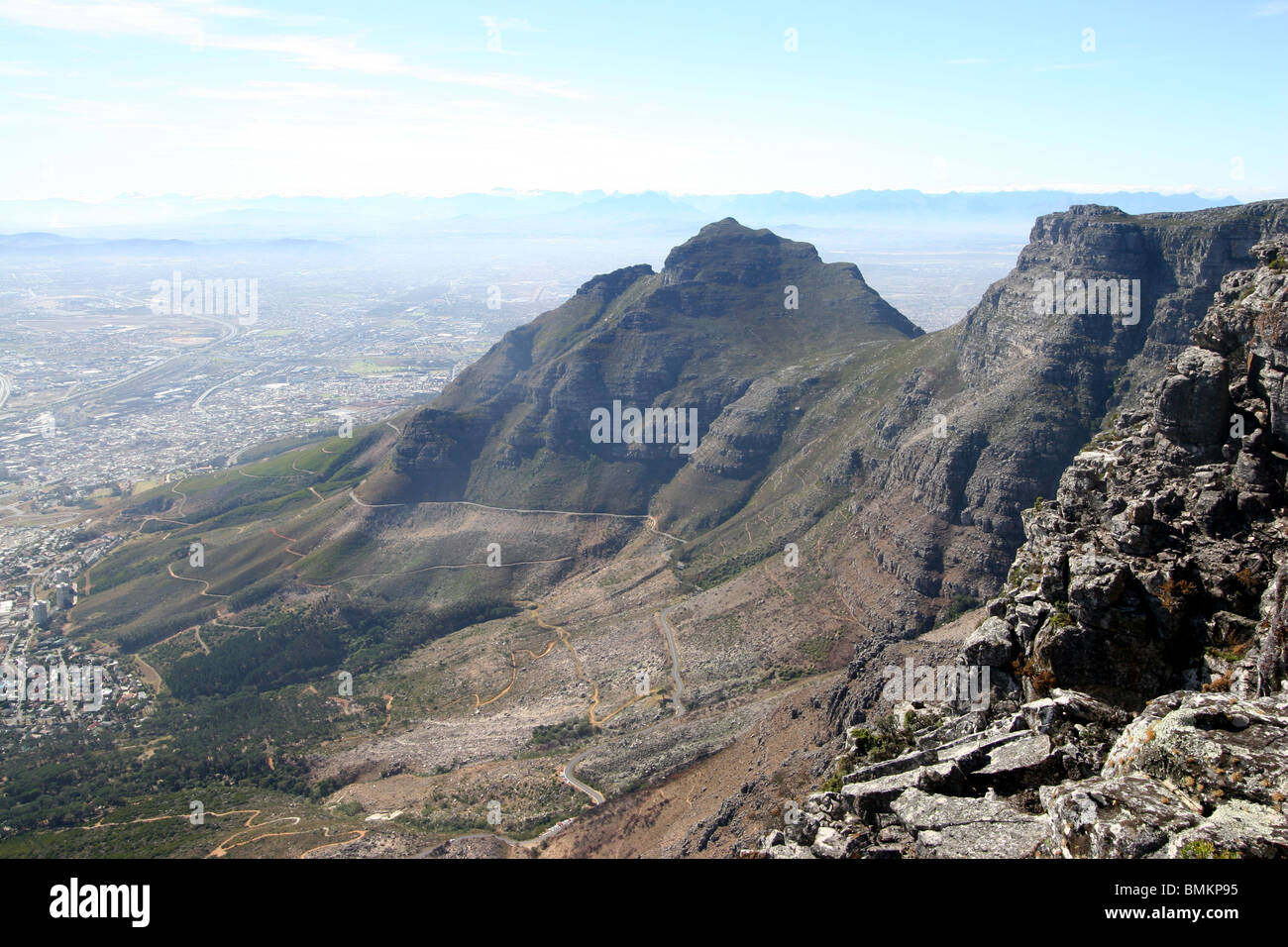 Vista panoramica di Devil's Peak e Cape Town da Table Mountain, Sud Africa. Foto Stock