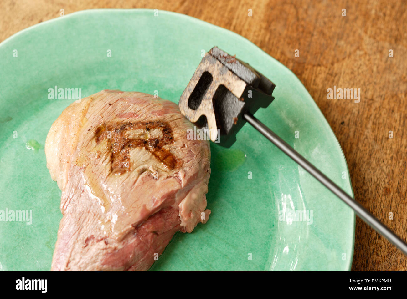 Raro medio o ben fatto; cucina o barbecue ferro di branding per bistecche Foto Stock