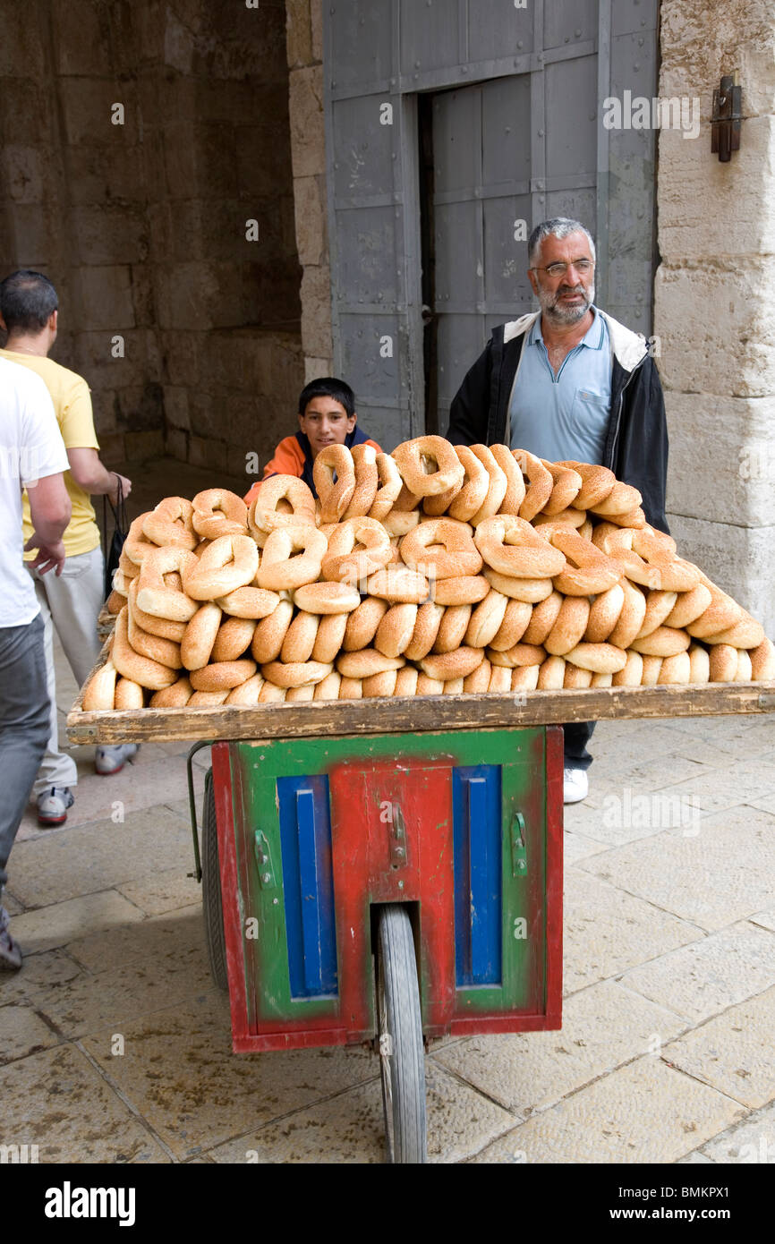 Ragazzo spingendo il carrello del pane al di fuori Porta di Jaffa a Gerusalemme Foto Stock
