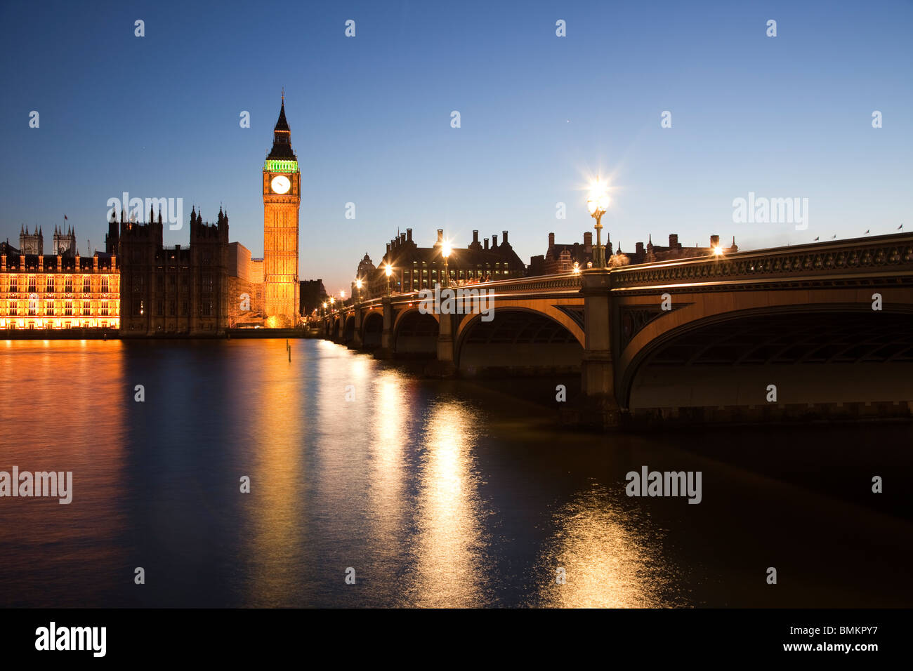 Il Big Ben e Westminster Bridge visto al crepuscolo Londra Foto Stock