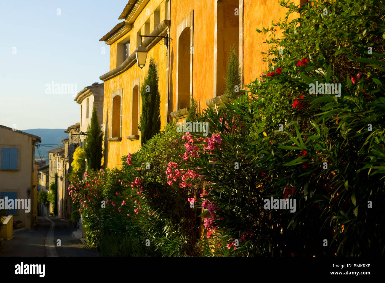 Le strade assolate del villaggio di Menerbes nel Luberon, Vaucluse Provence, Francia. Foto Stock