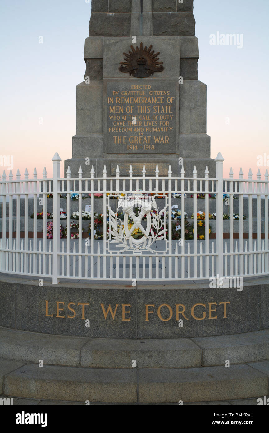 Testo sulla base del Kings Park war memorial a Perth, Western Australia Foto Stock