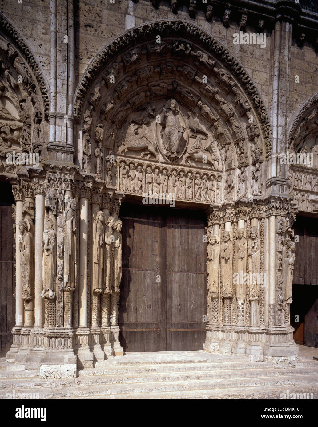 La cattedrale di Chartres di Notre Dame, Francia. Fronte ovest portale 'Portail royal', portale centrale Foto Stock