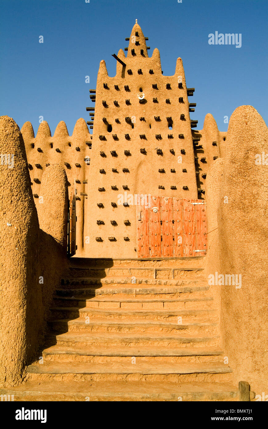 Le scale conducono alla moschea di Djenne un classico esempio del Sahel-architettura di stile. Foto Stock