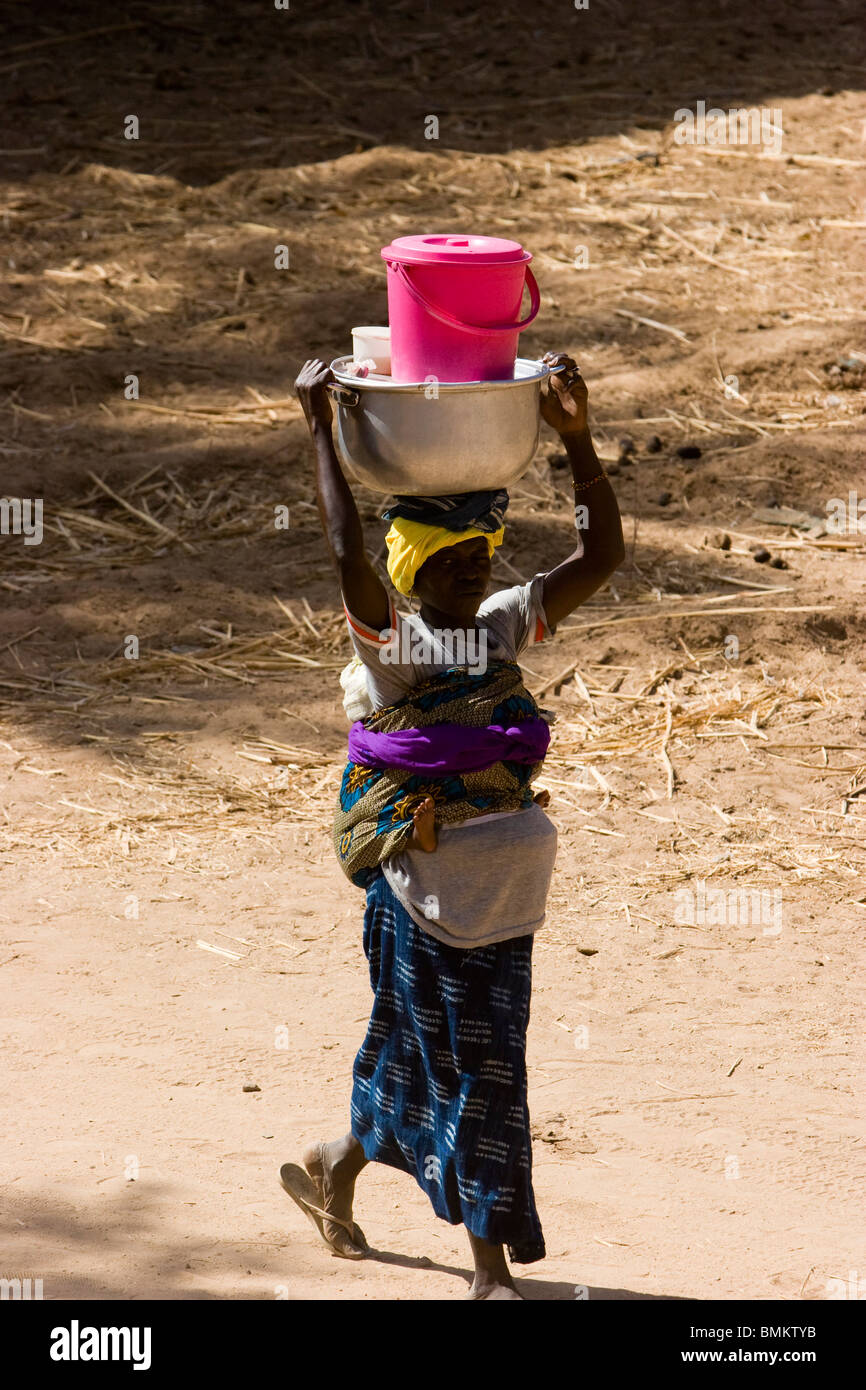 Mali, Baniani. Persone che trasportano cesti sulla loro testa Foto Stock