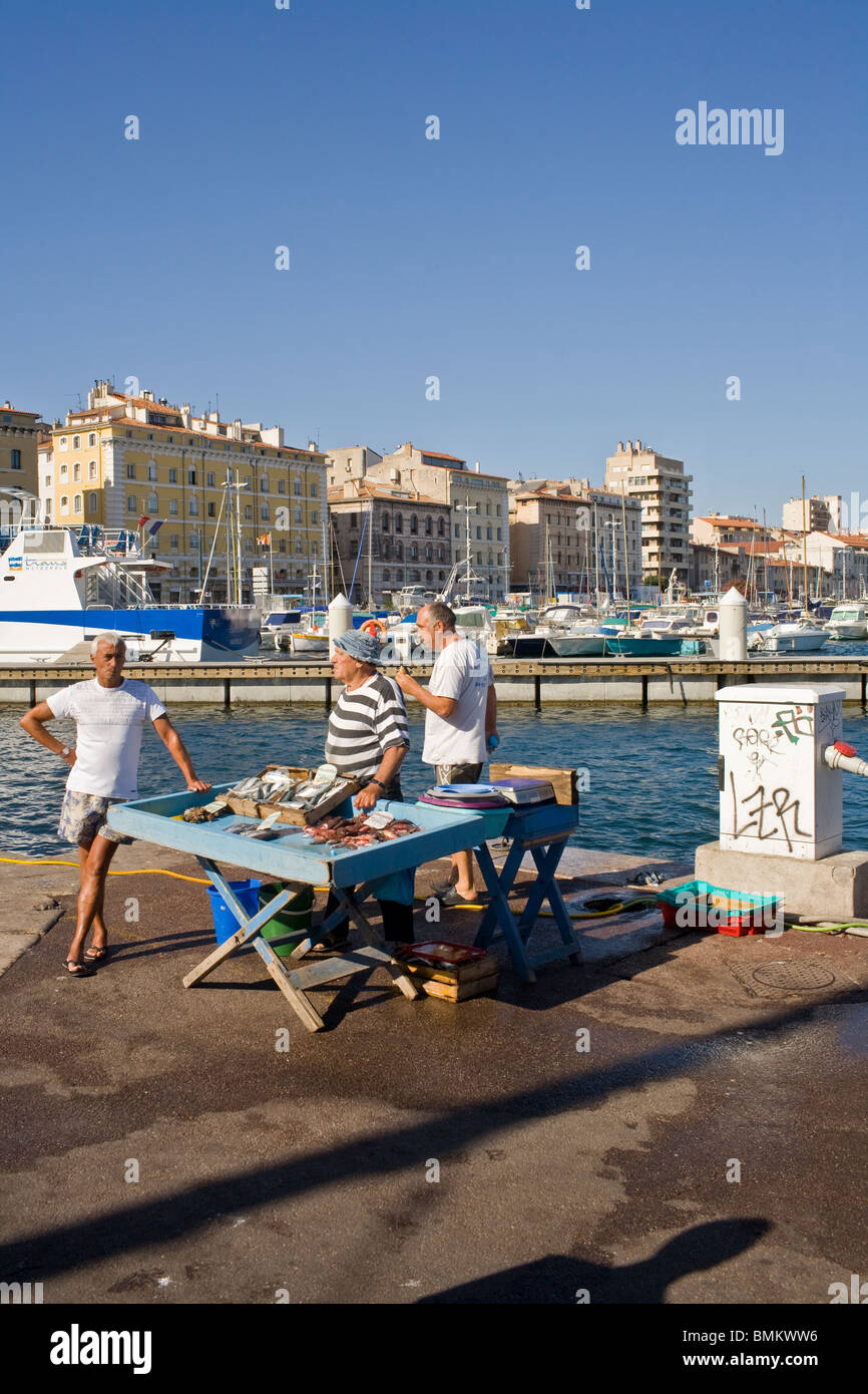 I pescatori vendere la mattina fermo sul vecchio porto di Marsiglia, Francia. Foto Stock
