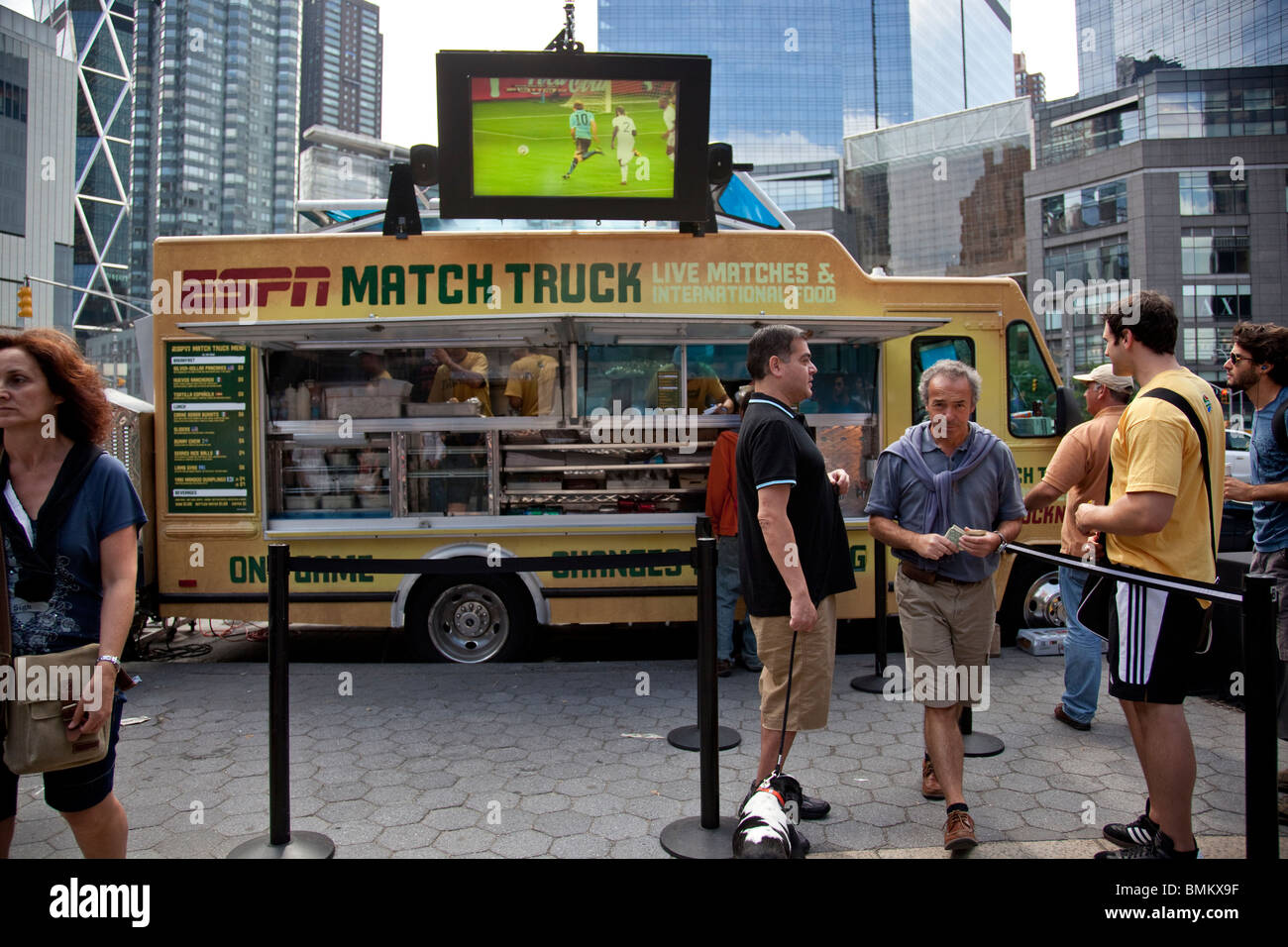 ESPN Match Carrello mostra World Cup Soccer corrisponde parcheggiato sul Columbus Circle e Central Park a sud della città di New York Foto Stock