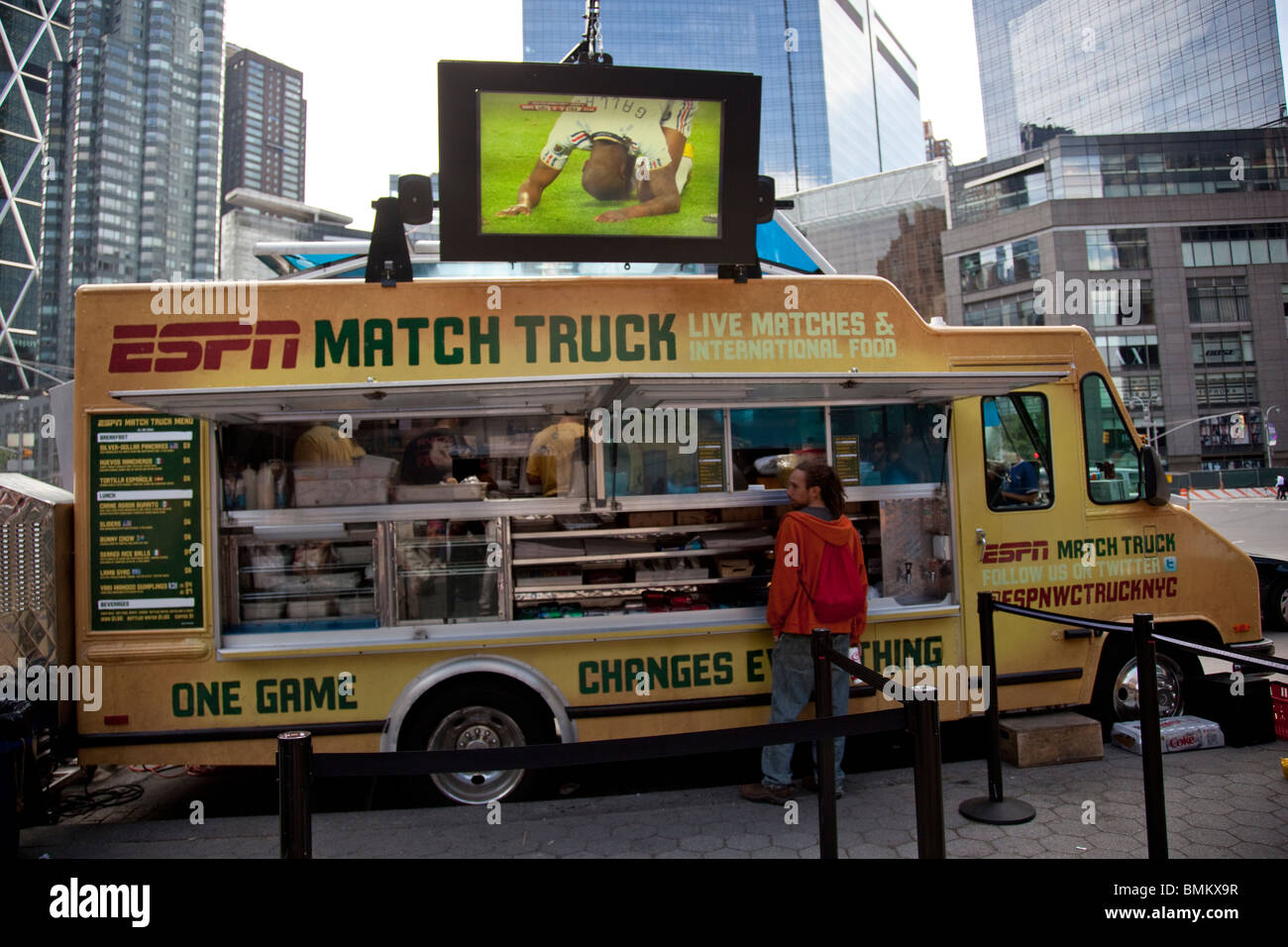 ESPN Match Carrello mostra World Cup Soccer corrisponde parcheggiato sul Columbus Circle e Central Park a sud della città di New York Foto Stock