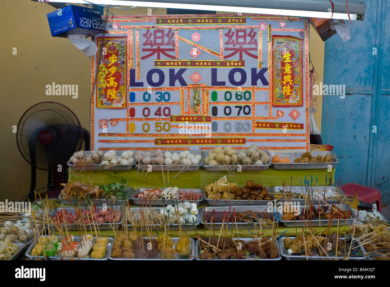 Un cinese street food stallo con vari spiedini di Penang, Malaysia. Foto Stock