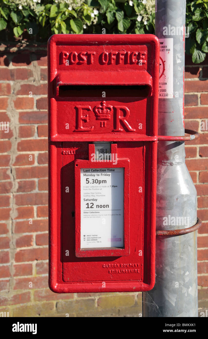 Un rosso brillante Royal Mail casella postale (Elisabetta Regina datata) in Hounslow, Middx, Regno Unito. Foto Stock