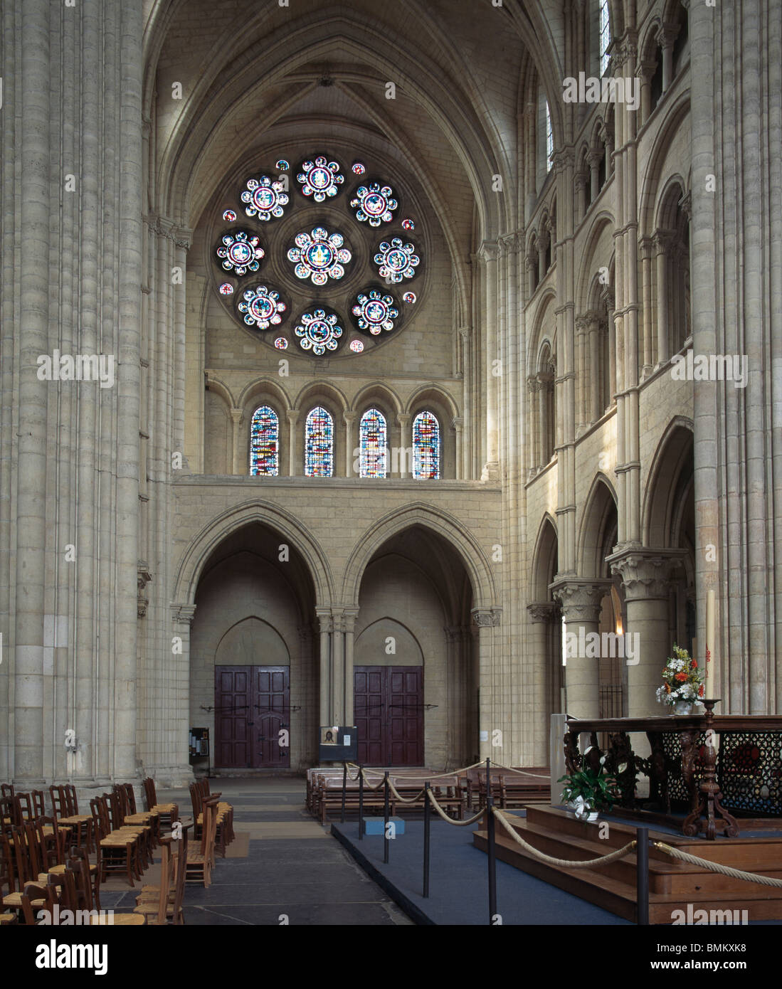 Cattedrale di Laon, Francia. Transetto nord del gotico francese, secoli XII e XIII, con rosone Foto Stock