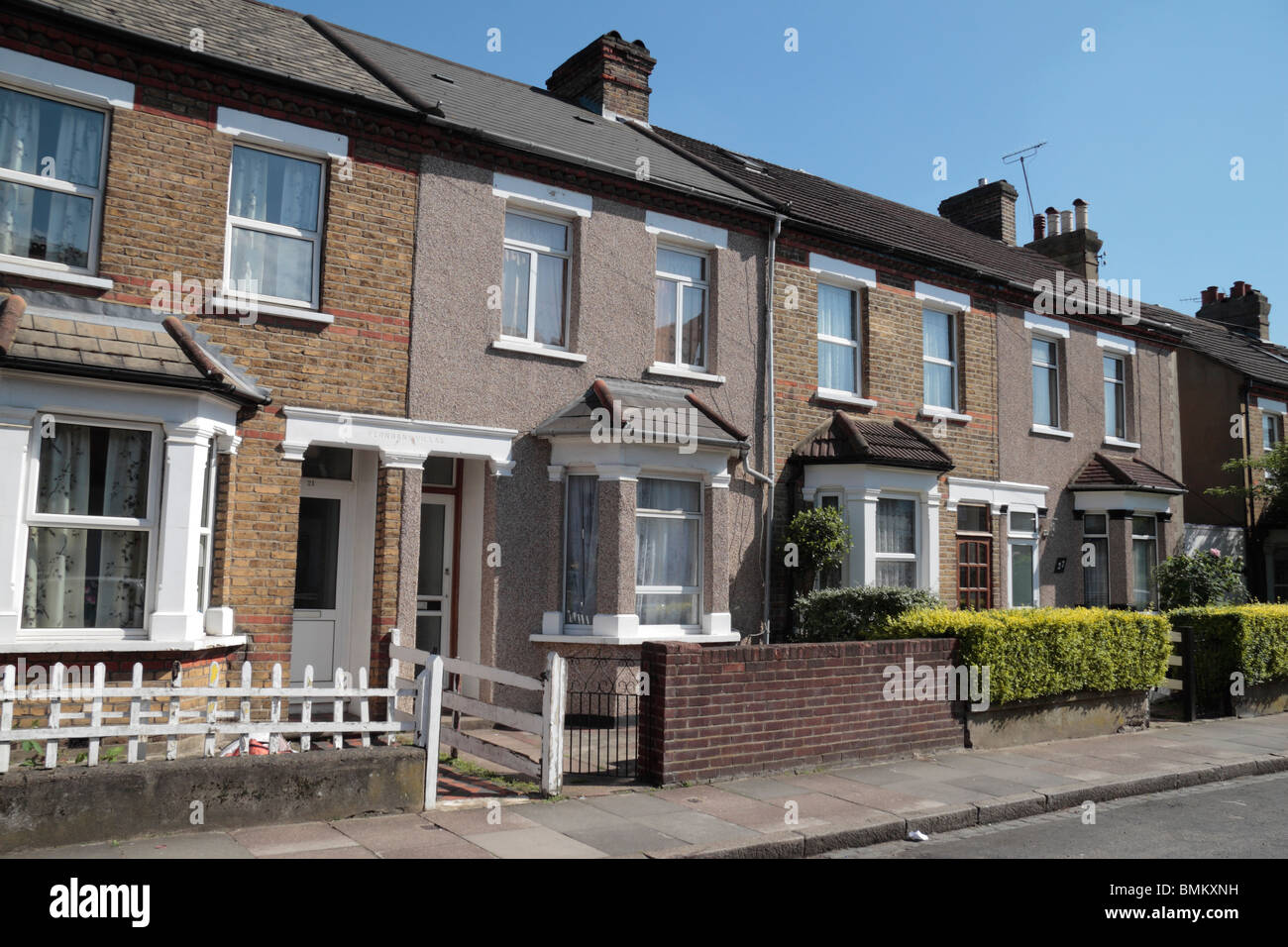 Tipica del tardo case vittoriane (costruito circa 1900) in un West London strada laterale, Giu 2010. Foto Stock