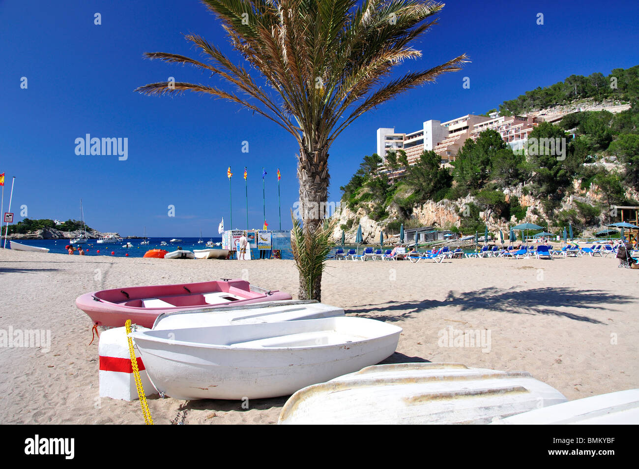 Vista della spiaggia, Port de Sant Miquel, Ibiza, Isole Baleari, Spagna Foto Stock