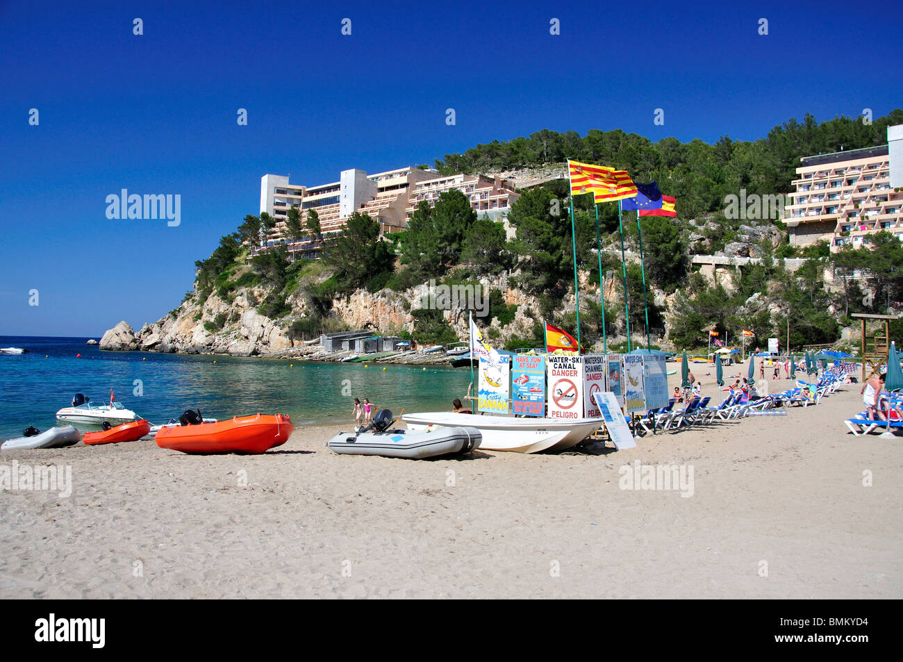 Vista della spiaggia, Port de Sant Miquel, Ibiza, Isole Baleari, Spagna Foto Stock