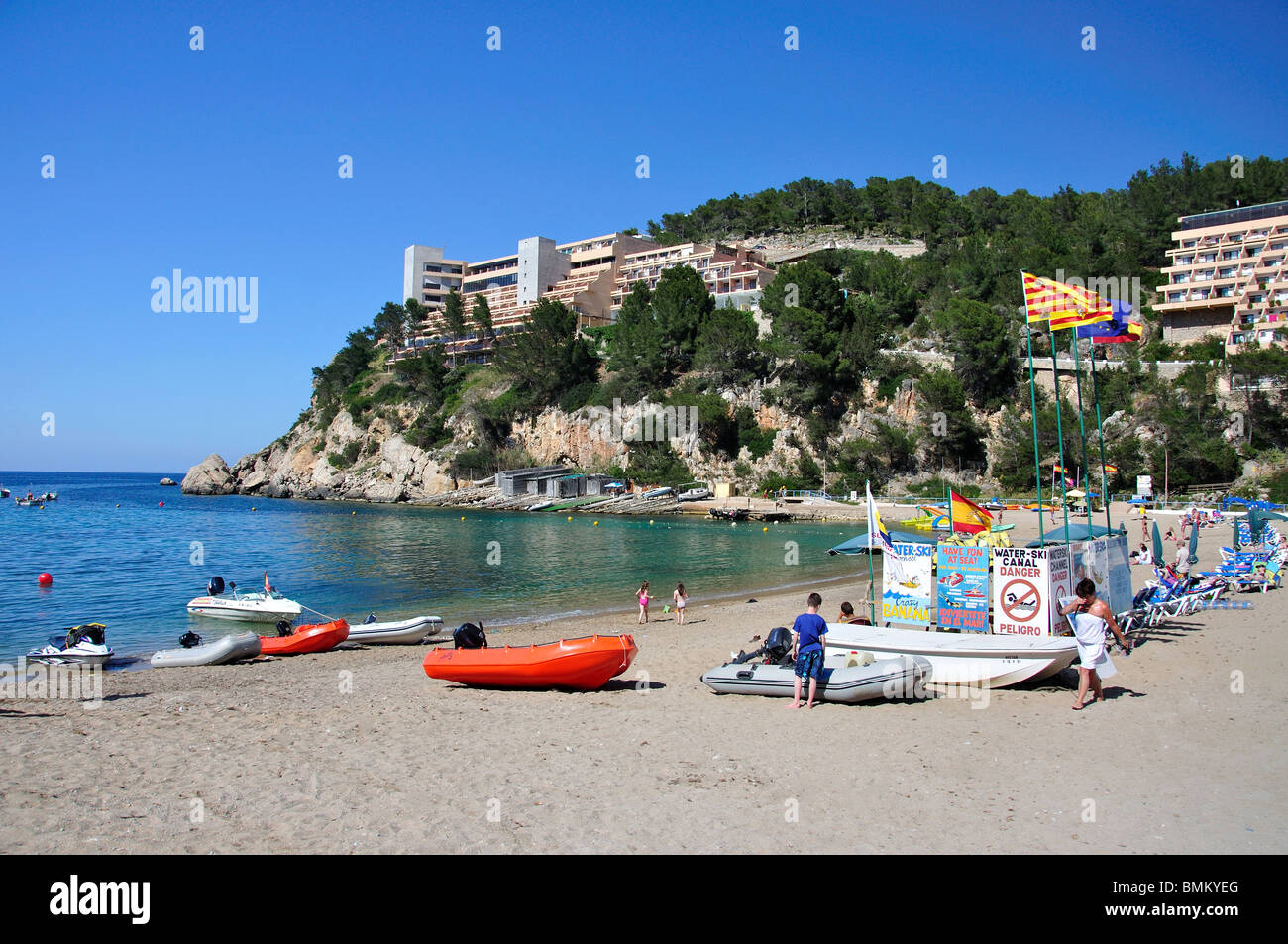 Vista della spiaggia, Port de Sant Miquel, Ibiza, Isole Baleari, Spagna Foto Stock