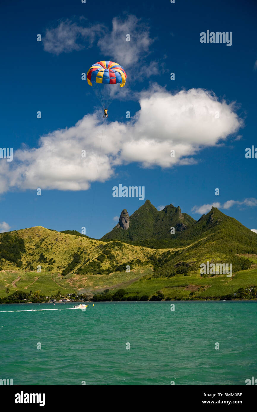 Il parasailing in vista impressionante di Lion montagna nel sud dell'Isola Maurizio, Africa Foto Stock