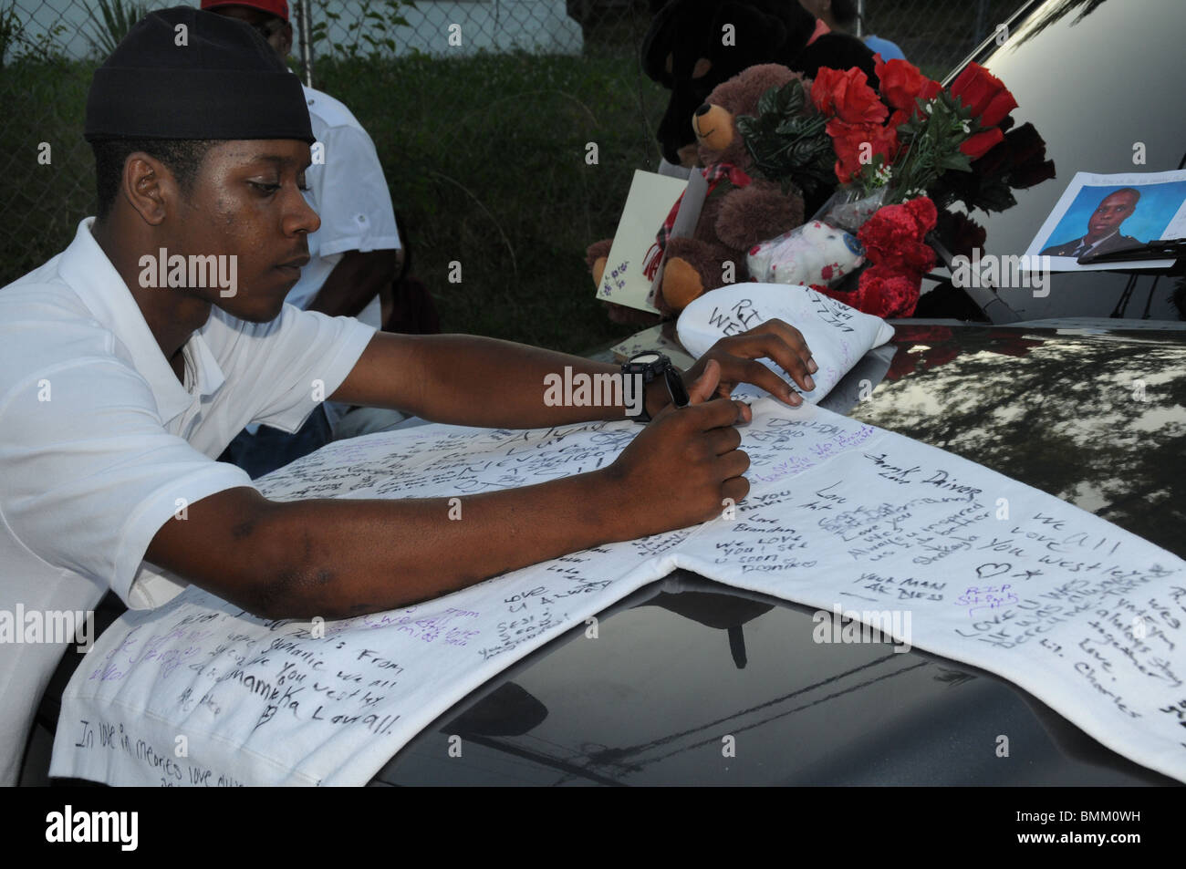 Giovane uomo lascia un messaggio commemorativo per MD State Trooper Wesley marrone che è stato ucciso in un parcheggio di un ristorante Foto Stock