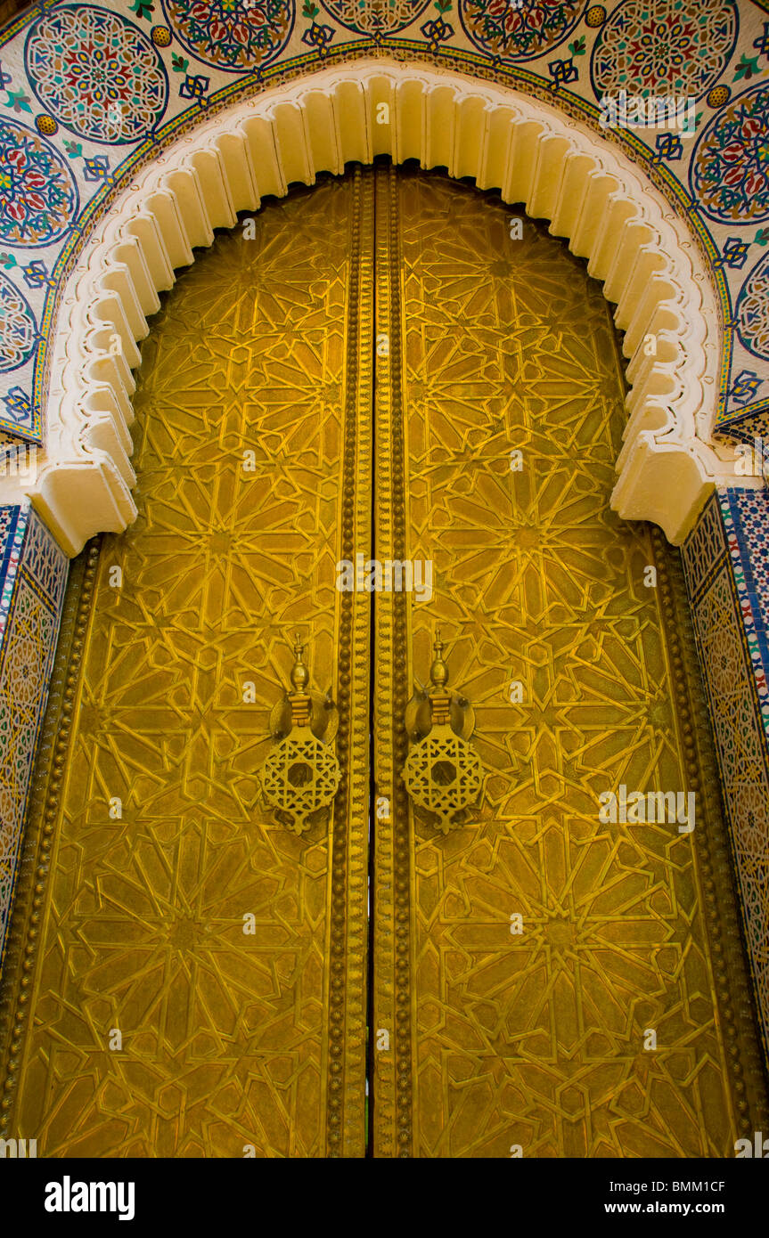 Fez Marocco decorativa della porta d'oro al Palazzo Reale di Fez El-Jdid  Foto stock - Alamy