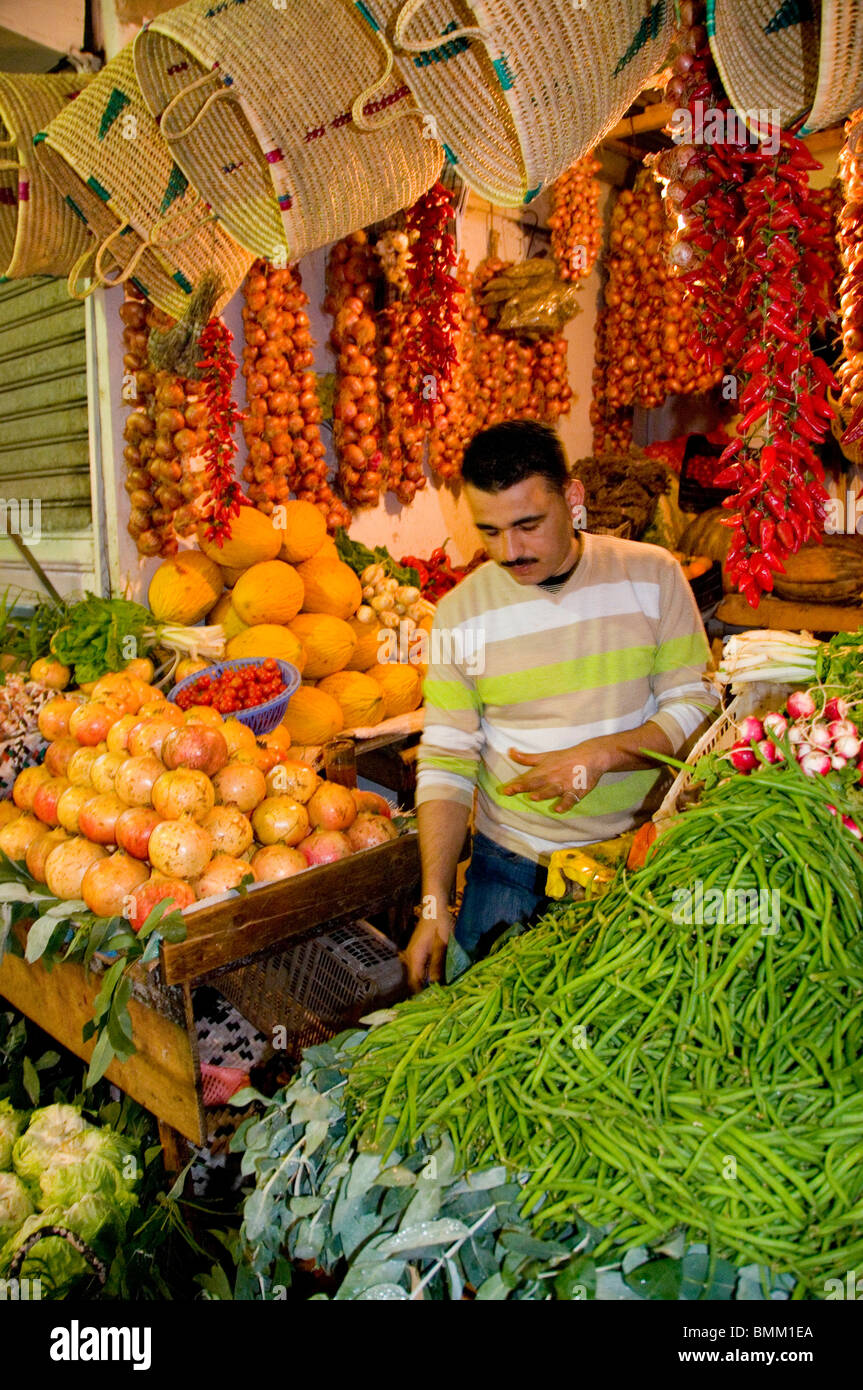 Tangeri Marocco Marocco frutta & verdura venditore in stallo al mercato coperto in Le Grand Socco vicino al kasbah Foto Stock