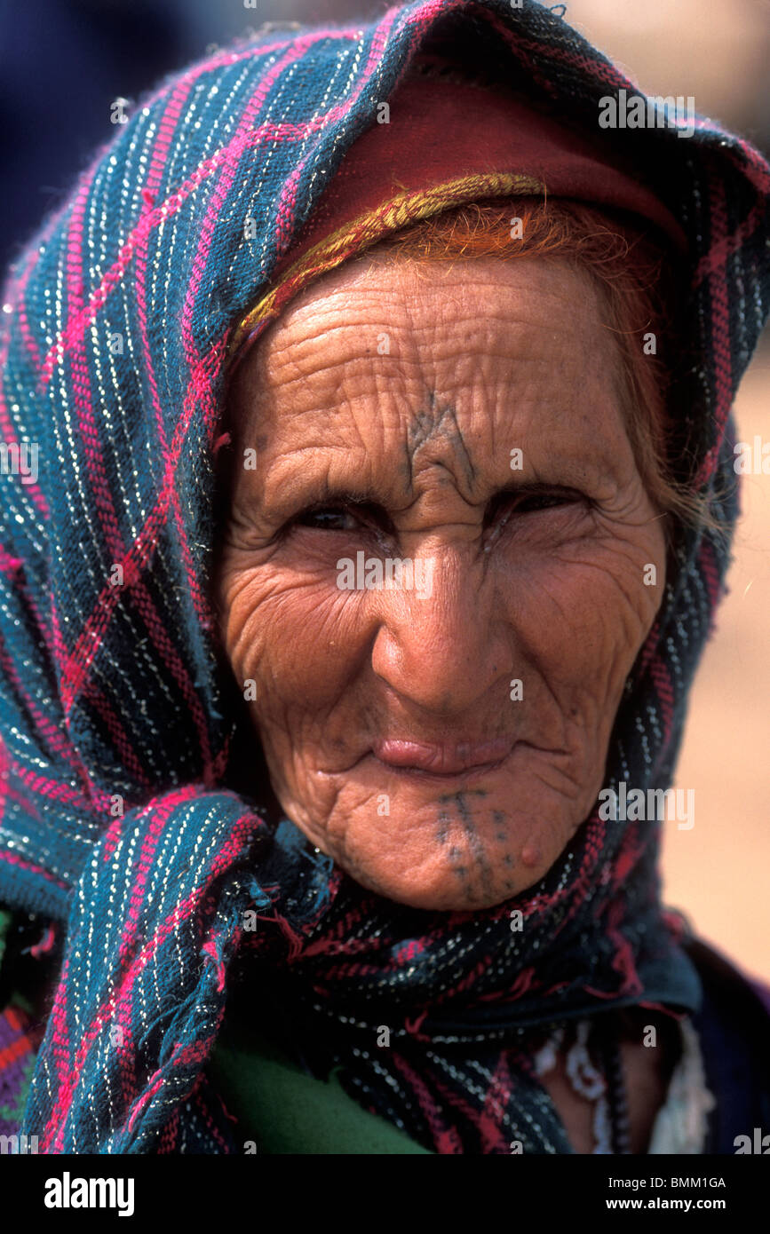 Africa Marocco Anziani Donna Berbera Con Tatuaggi Facciali Al Mercato Di Un Paese In Atlas Le Montagne Vicino Al Villaggio Di Ait Pagella Foto Stock Alamy