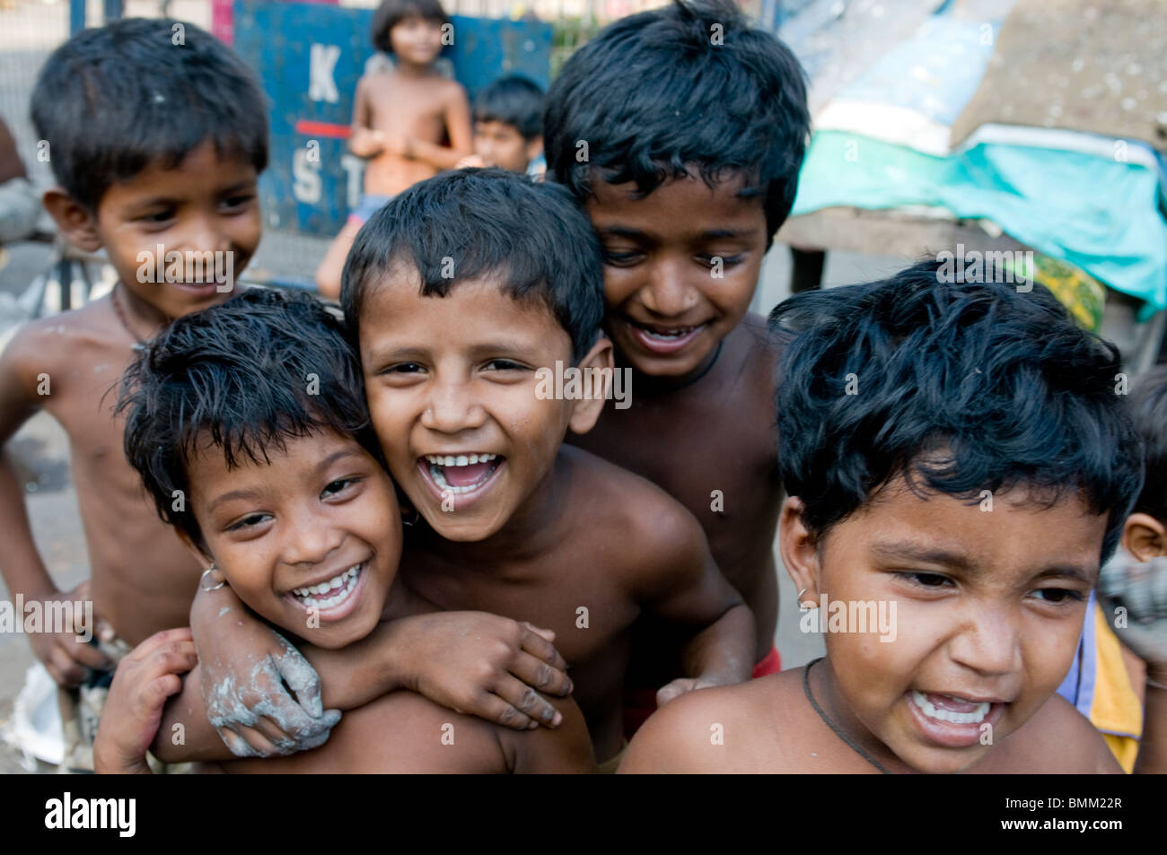 Ridendo, Indiani bambini o ragazzi. Kalighat. Calcutta. India. Foto Stock