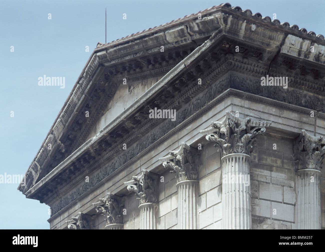 Maison Carree frontone e capitelli corinzi, Nimes, Francia. Roman. Fine del I secolo A.C. Foto Stock